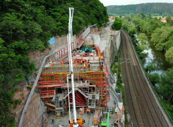 Read more about the article NACH TUNNELDURCHBRUCH NUN DIE BETONAGE IM TUNNEL ROTHENSTEIN