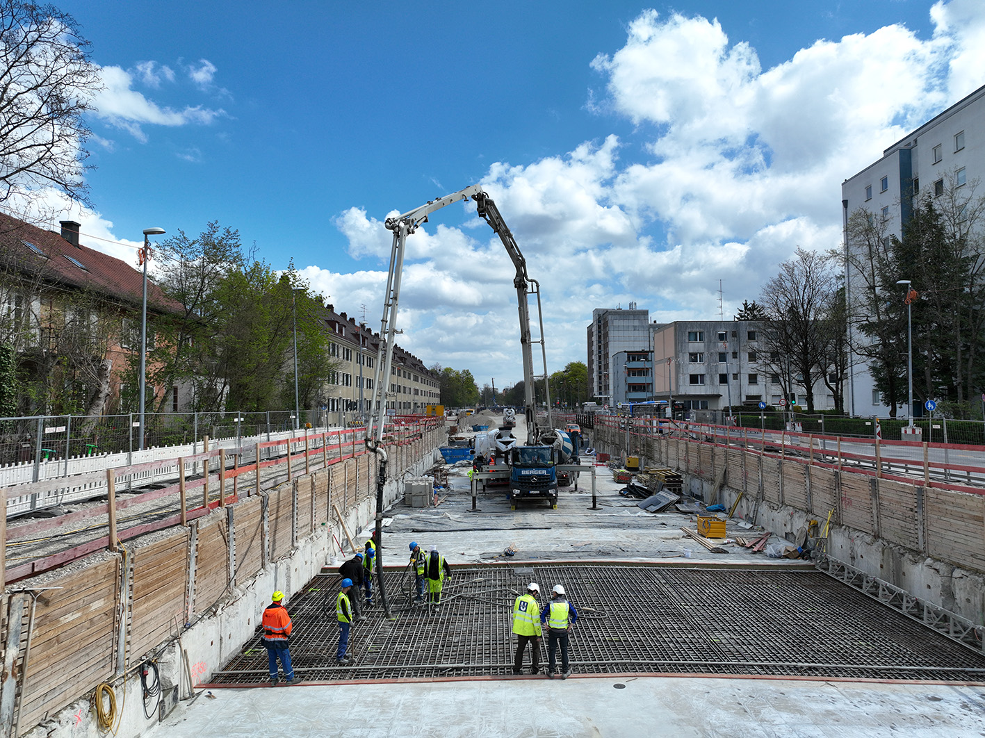Mehr über den Artikel erfahren DECKEL DRAUF! EIN MEILENSTEIN BEI DER VERLÄNGERUNG DER&nbsp;U5